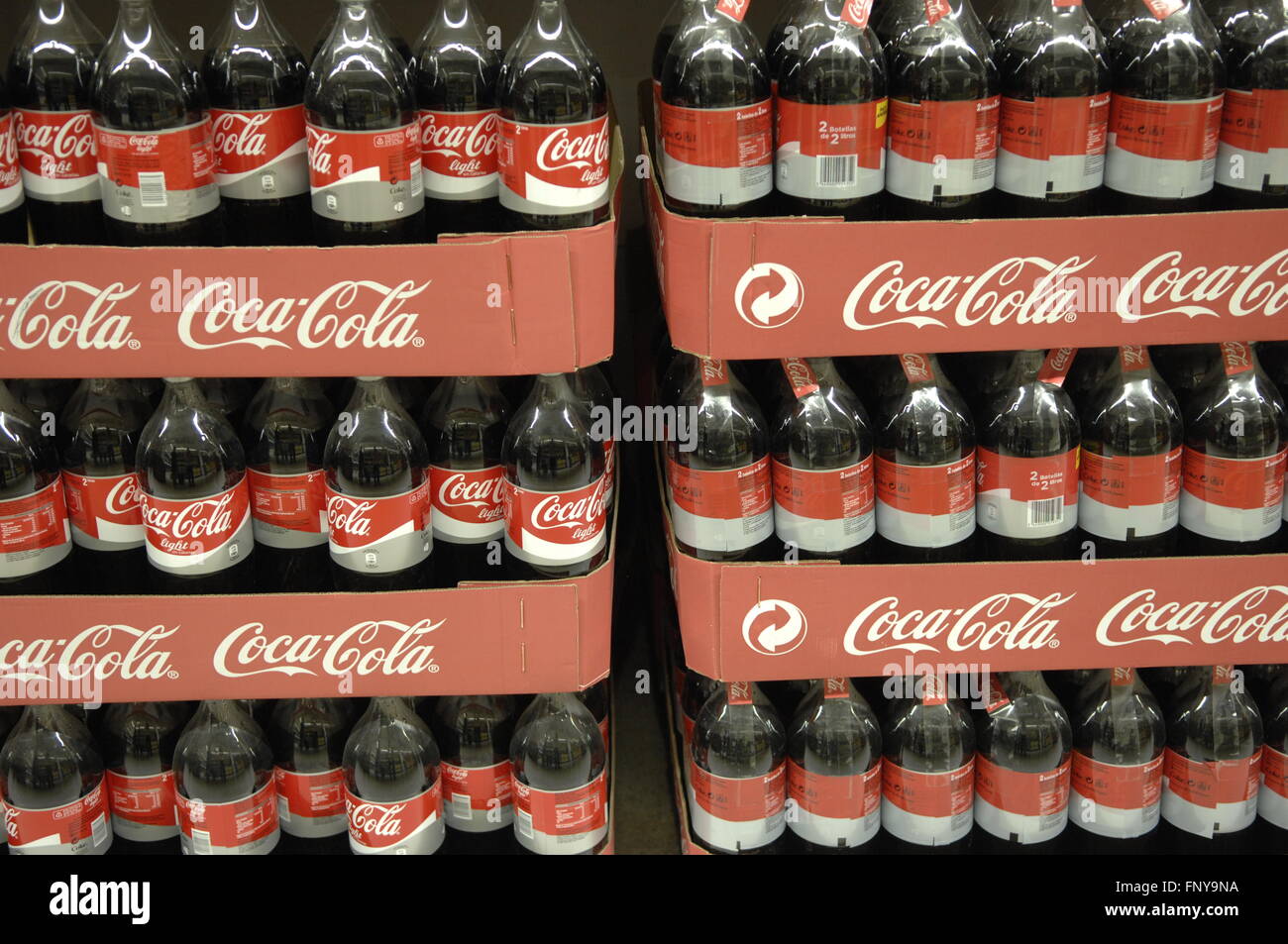 Botellas de Coca-Cola aparece en el supermercado. Foto de stock