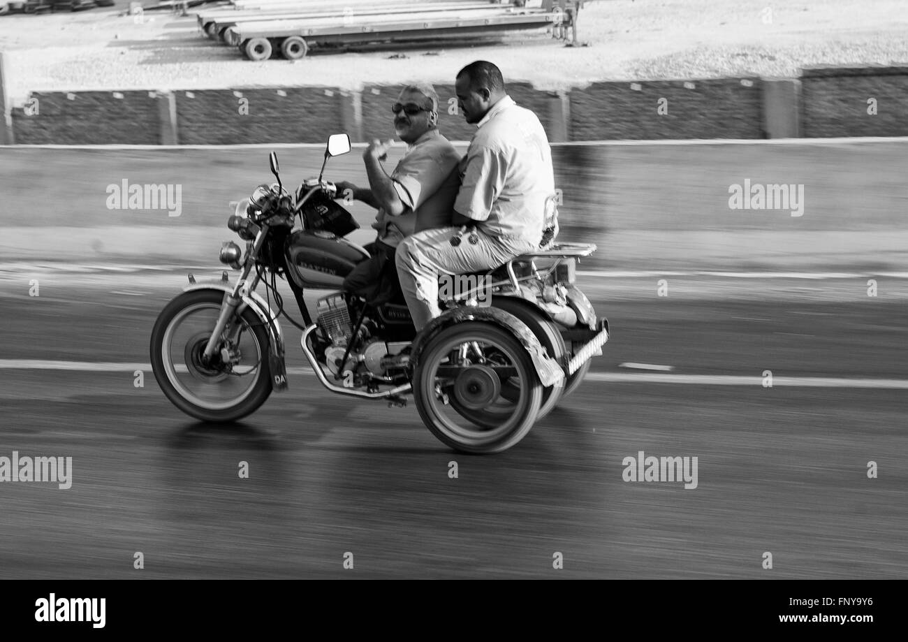El CAIRO, EGIPTO - jul 23: Dos hombres en moto en el centro de la ciudad, el centro de la ciudad con tráfico denso, Julio 23, 2010 Foto de stock