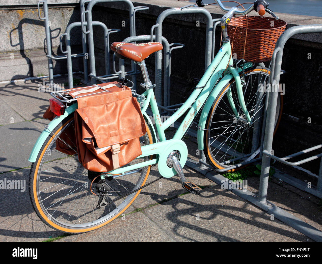 Boulevard bicicleta estacionada en Linz, Austria Foto de stock
