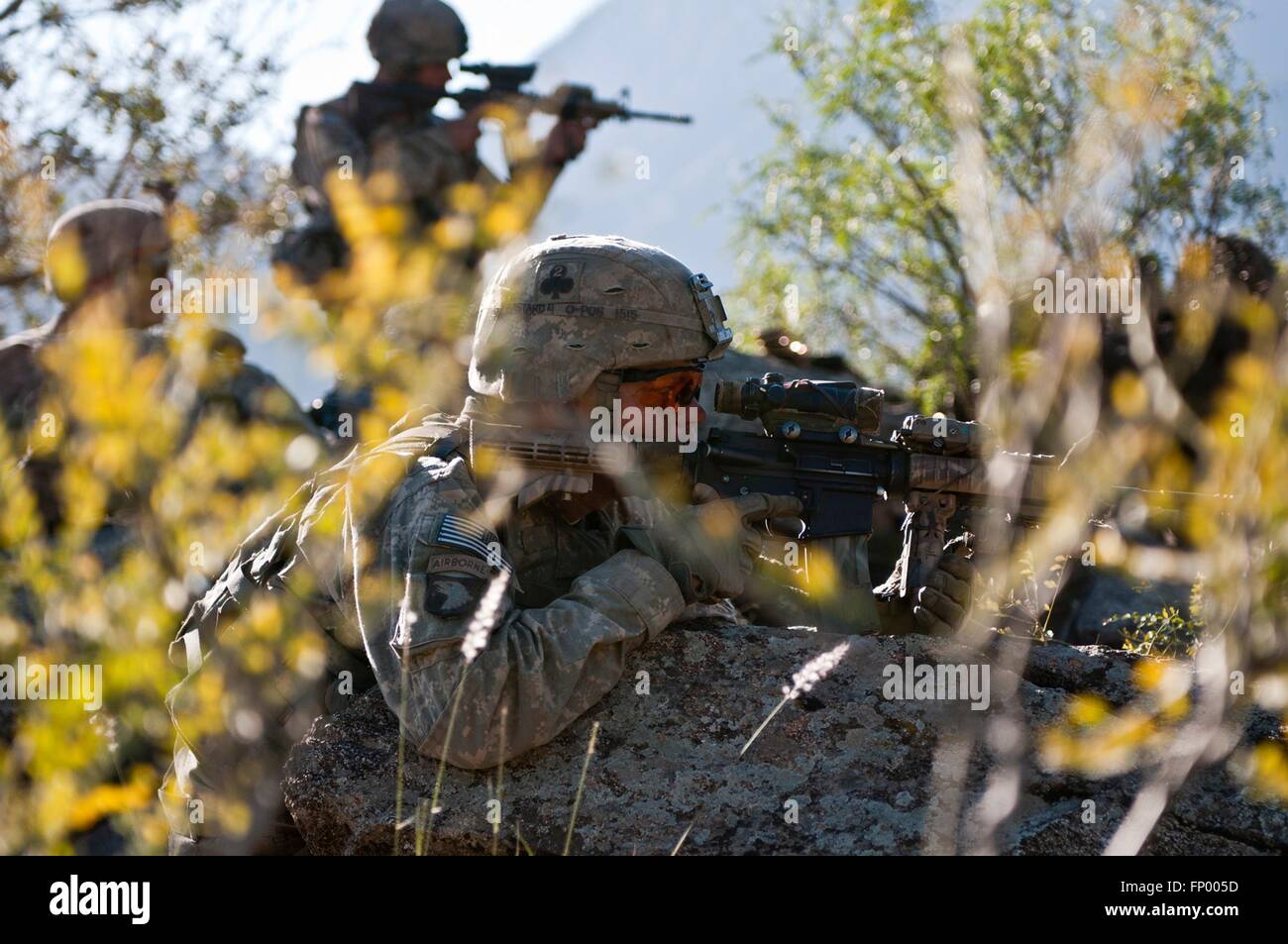 Soldados de infantería del ejército de EE.UU. vea una línea de cresta de la actividad de los talibanes durante una operación el 9 de noviembre de 2010, en la colina de Shal Valle, provincia de Nuristan, Afganistán. Foto de stock