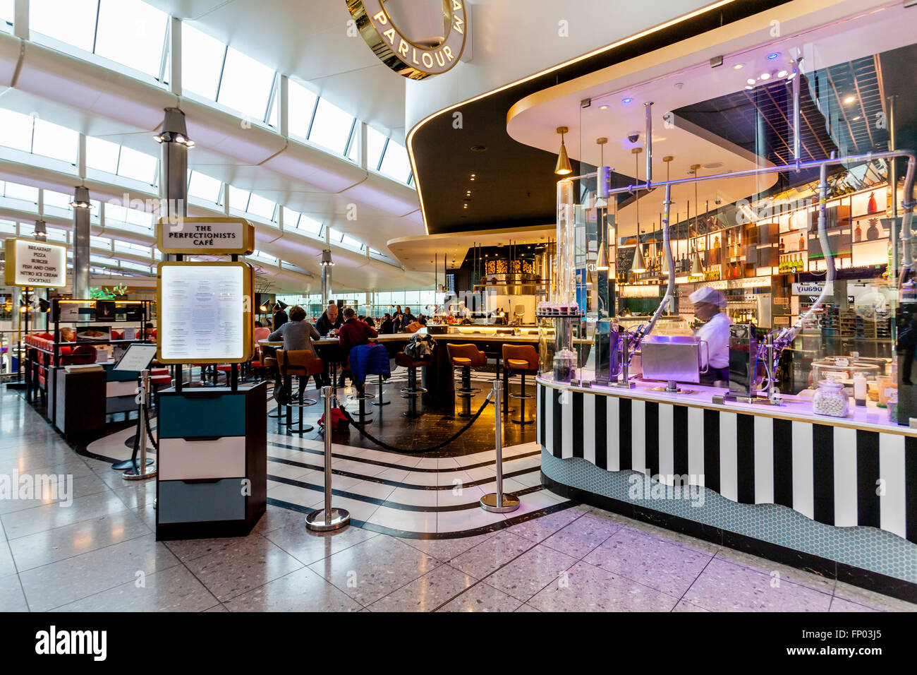 Cafetería/Restaurante, el aeropuerto de Heathrow (Terminal 2), Londres,  Inglaterra Fotografía de stock - Alamy