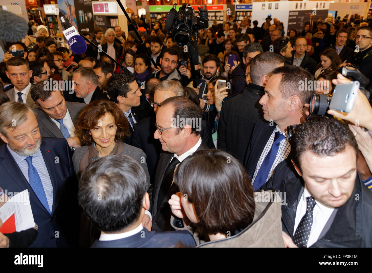 París, Francia. El 16 de marzo, 2016. El presidente francés, Francois Hollande inauguró la feria del libro de 2016 en París, Francia. Crédito: Bernard menigault/Alamy Live News Foto de stock