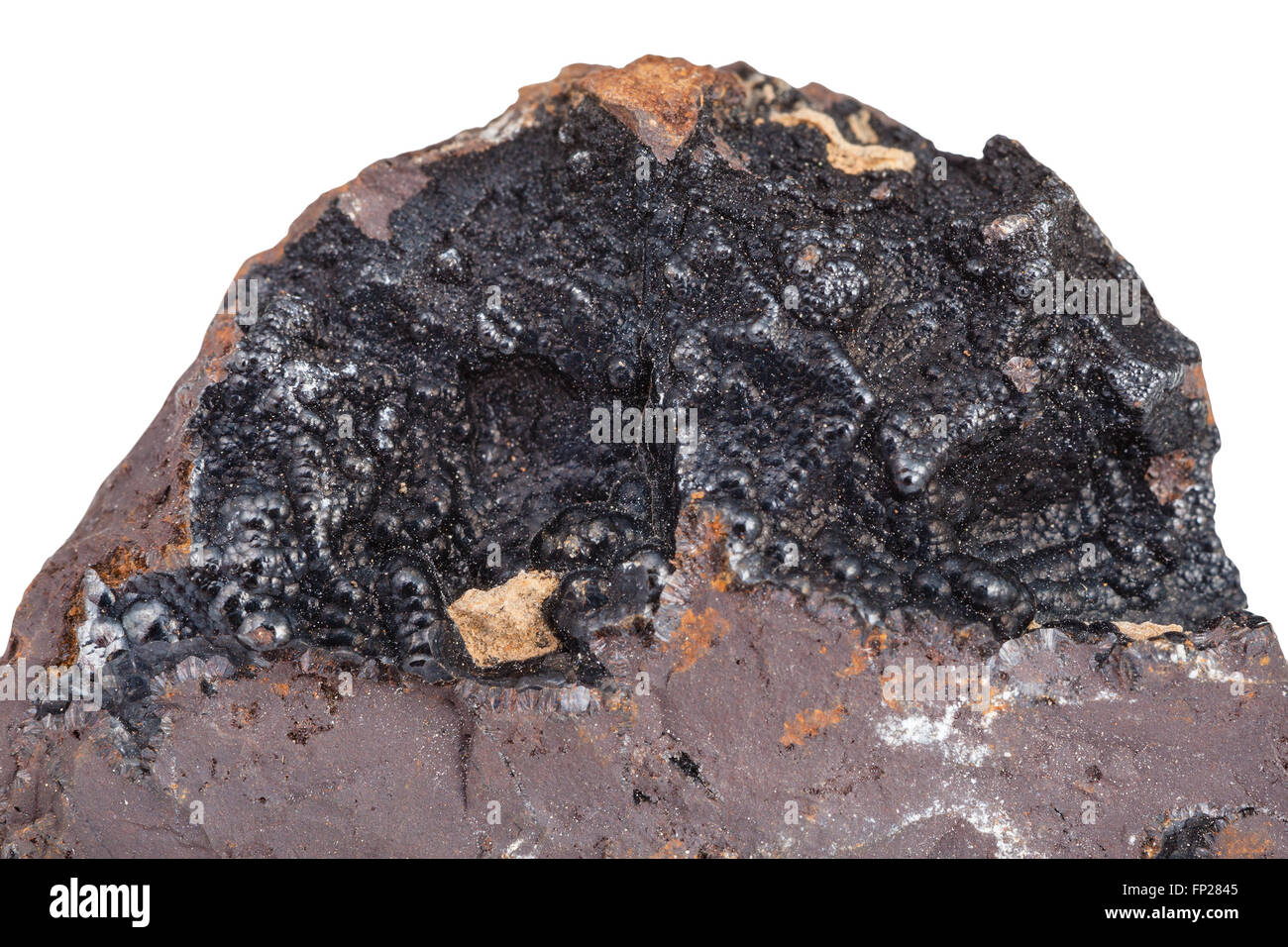 Macro de espécimen de roca natural - piedra mineral Goethita sobre mineral de hierro limonita aislado sobre fondo blanco. Foto de stock