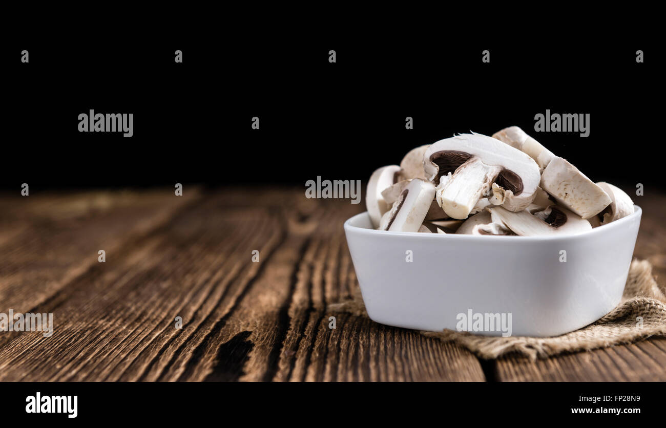 Porción de setas blancas frescas (enfoque selectivo) sobre fondo de madera Foto de stock