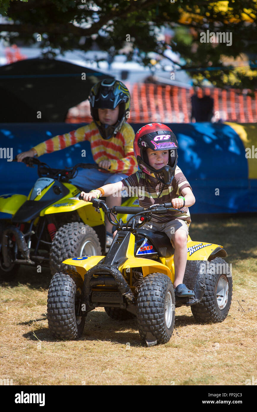 Los niños disfrutan de las carreras de quads en el CLA Juego Justo - Ragley  Hall - WArwickshire, Reino Unido, 2103.Para más información sobre esta  historia, por favor póngase en contacto con