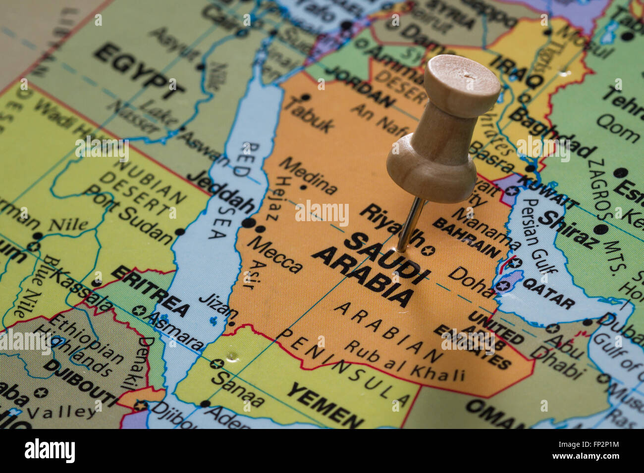 Cerca De Las Palabras Arabia Saudita En Un Mapamundi Marcado Con Un Pasador De Empuje Fotografia De Stock Alamy