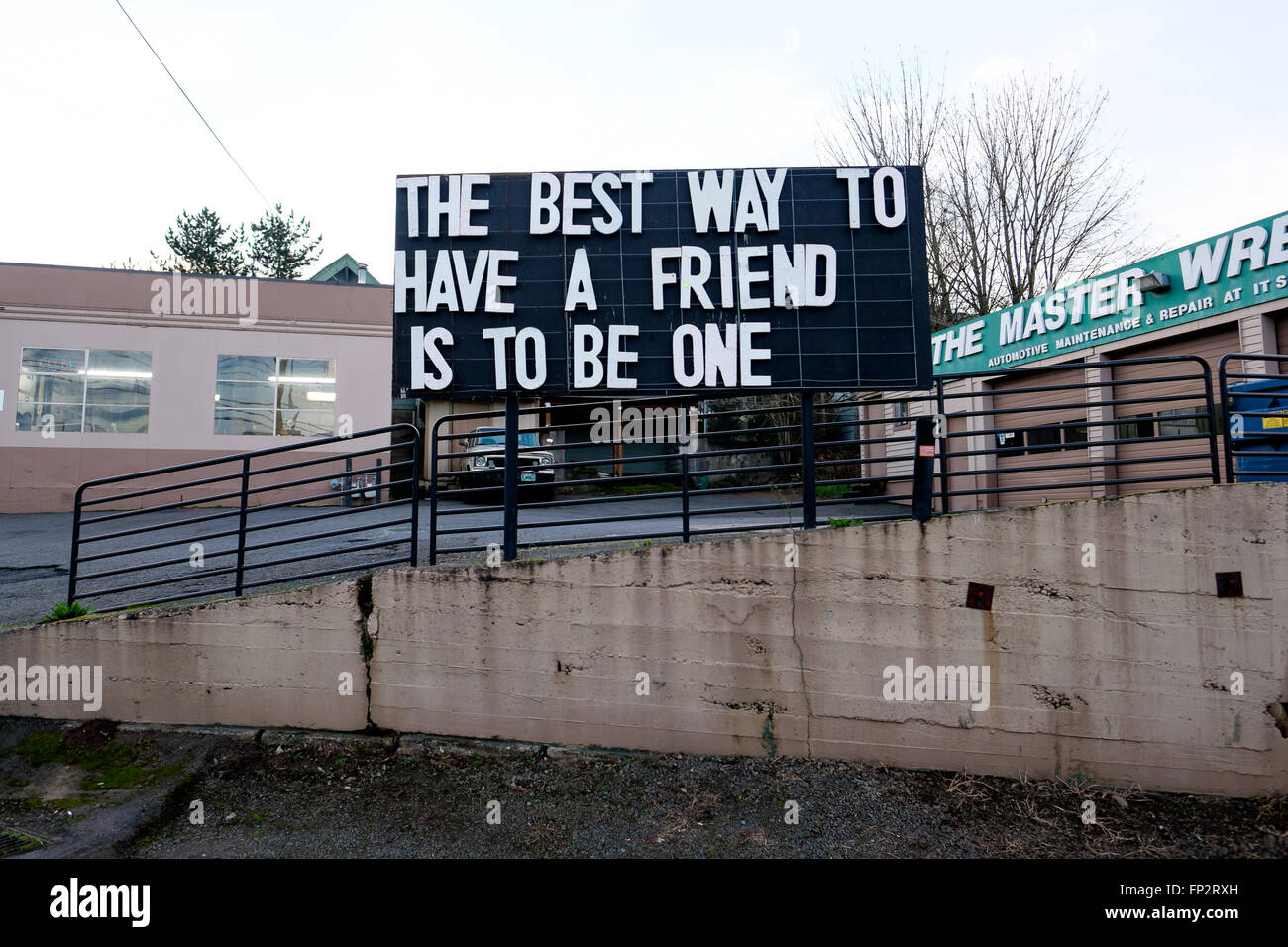 PORTLAND, OR - Febrero 27, 2016: Lector junta un letrero indica que la mejor manera de tener un amigo es ser uno. Foto de stock