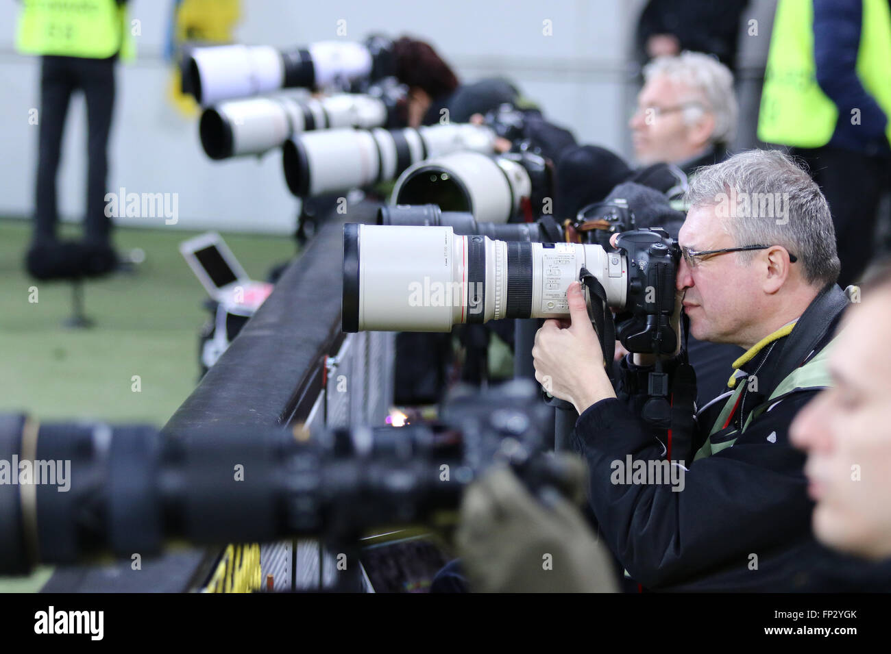 Fotógrafos de fútbol en el trabajo durante la final de la UEFA Europa  League ronda de 16 partido FC Shakhtar Donetsk vs RSC Anderlecht Fotografía  de stock - Alamy