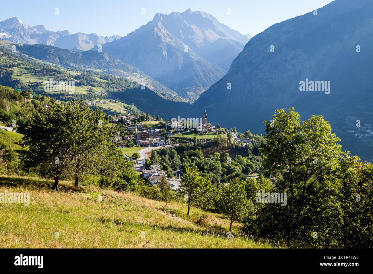 Vista sobre el pueblo de Gignod en los Alpes por la antigua Via