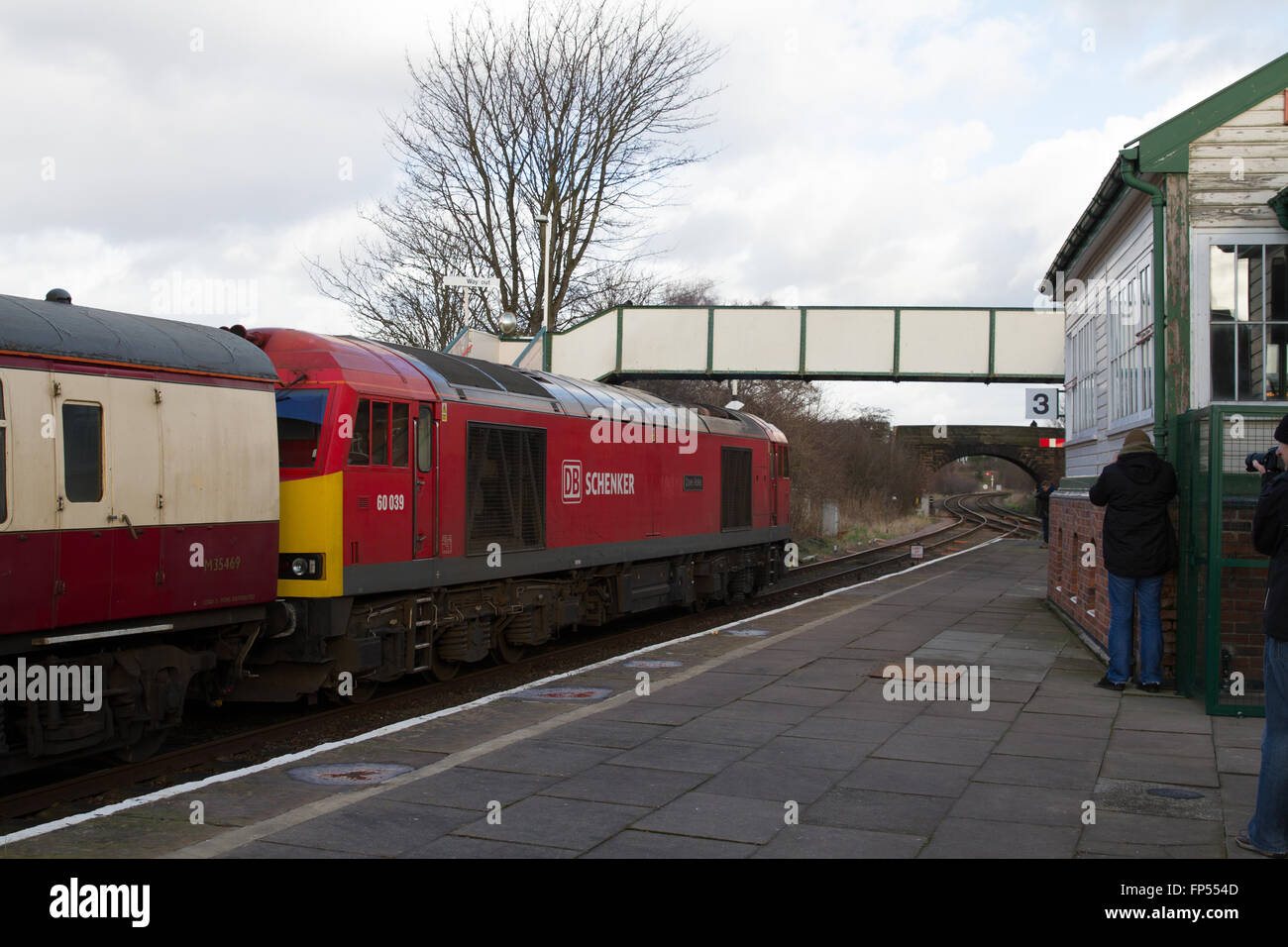 Un DB Cargo Rail Clase 60 locomotora diesel lances una carta de pasajeros a través de la plataforma del Tren 4 en la estación de Helsby en Cheshire. Foto de stock