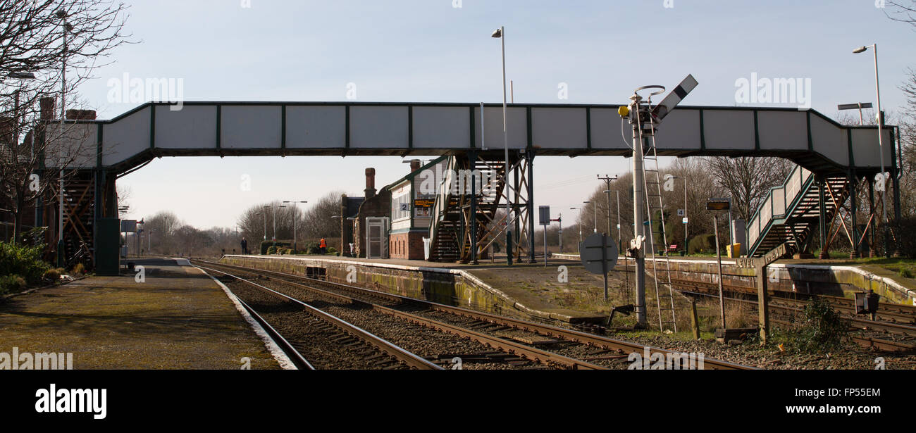 Vista panorámica de Helsby estación con cuatro plataformas conectadas por una pasarela, signalbox detrás y señal de ostentación o borrar Foto de stock