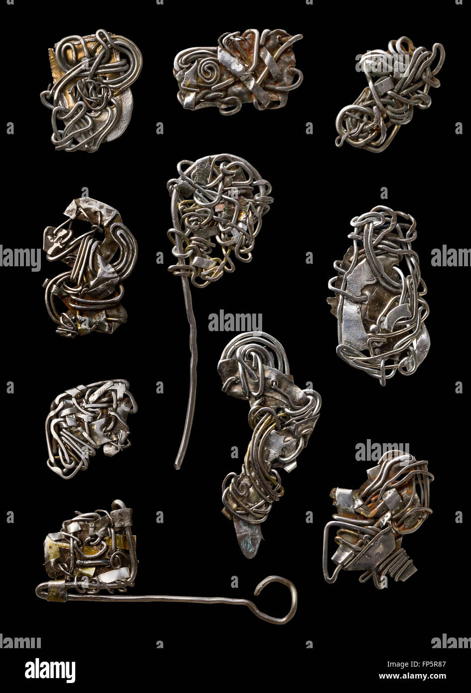 Sarabo árabe Manuscrito Sabor Resumen artesanales steampunk joyas de alambre oxidado. Aislados en negro  Fotografía de stock - Alamy