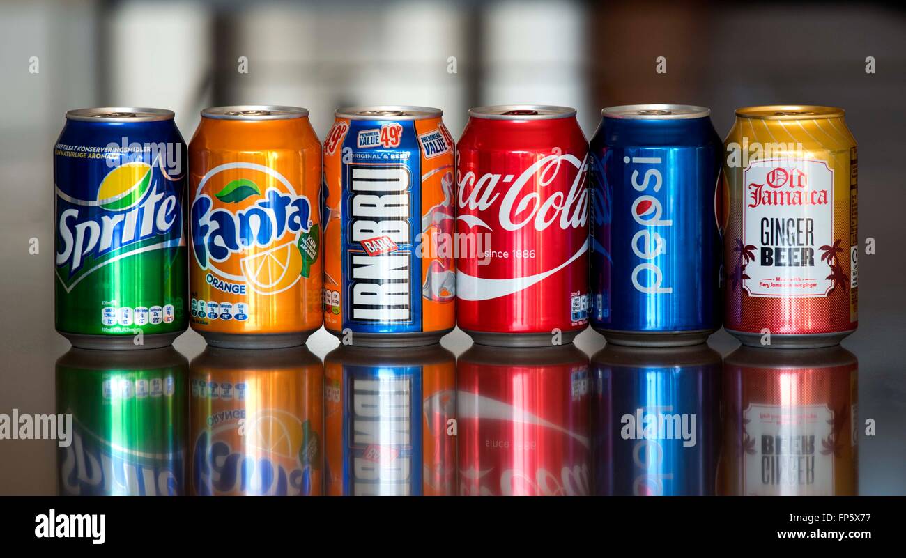 Impuesto de azúcar de las bebidas gaseosas de latas de bebidas azucaradas Foto de stock