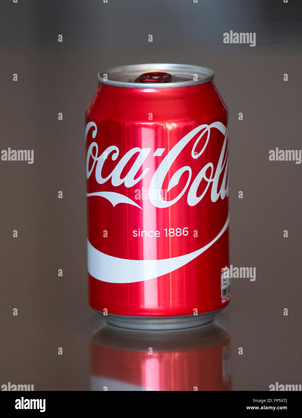 Impuesto de azúcar de las bebidas gaseosas de latas de bebidas azucaradas Foto de stock