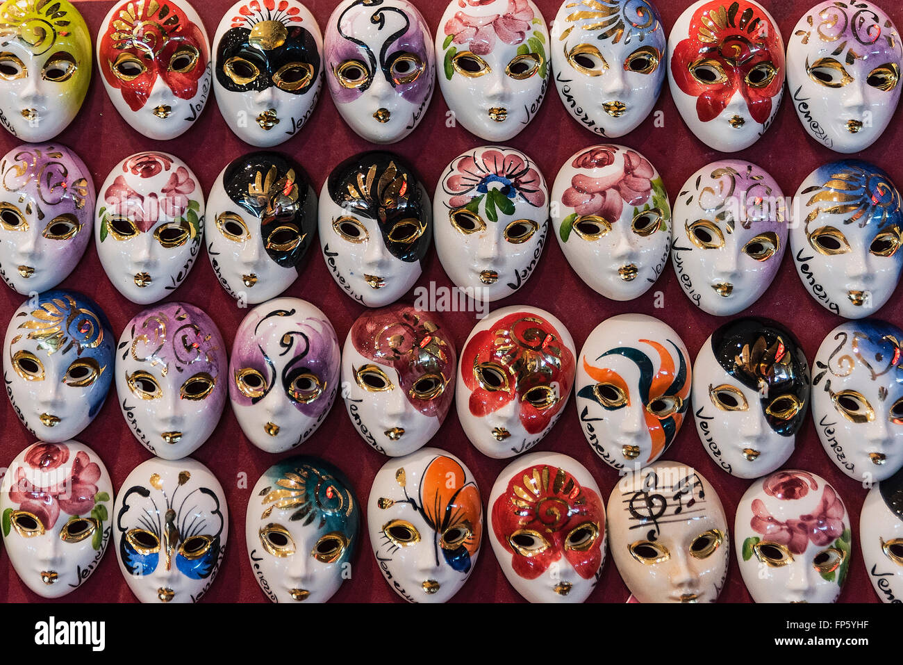 Máscara de porcelana souvenirs, Venecia, Italia Foto de stock
