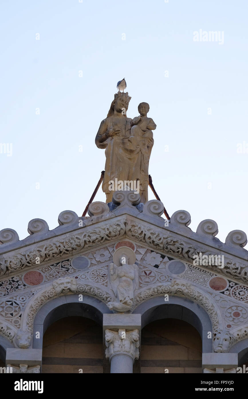 La Virgen María con el niño Jesús, la Catedral de Santa María de la Asunción de la Piazza dei Miracoli, en Pisa, Italia Foto de stock