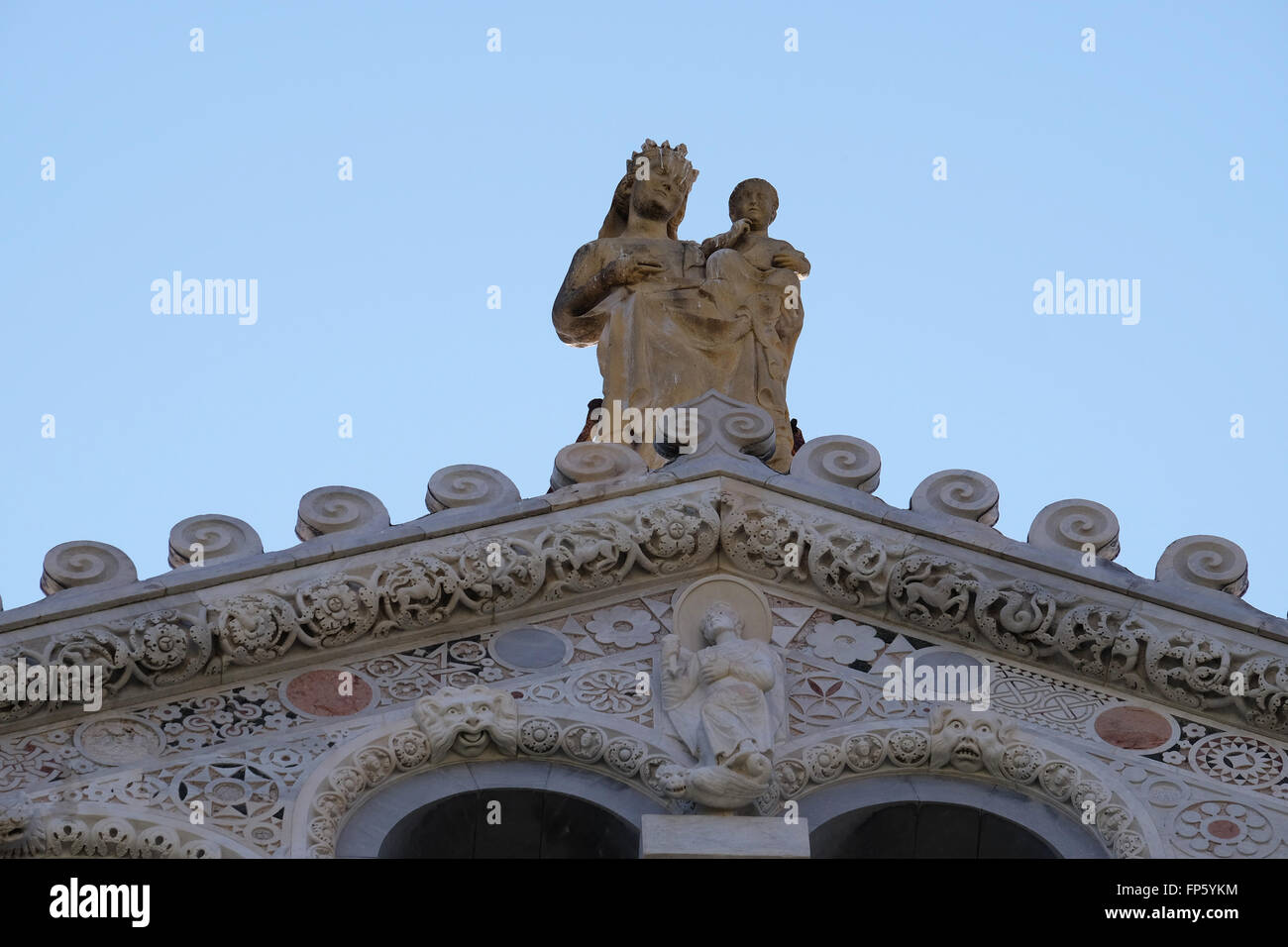 La Virgen María con el niño Jesús, la Catedral de Santa María de la Asunción de la Piazza dei Miracoli, en Pisa, Italia Foto de stock