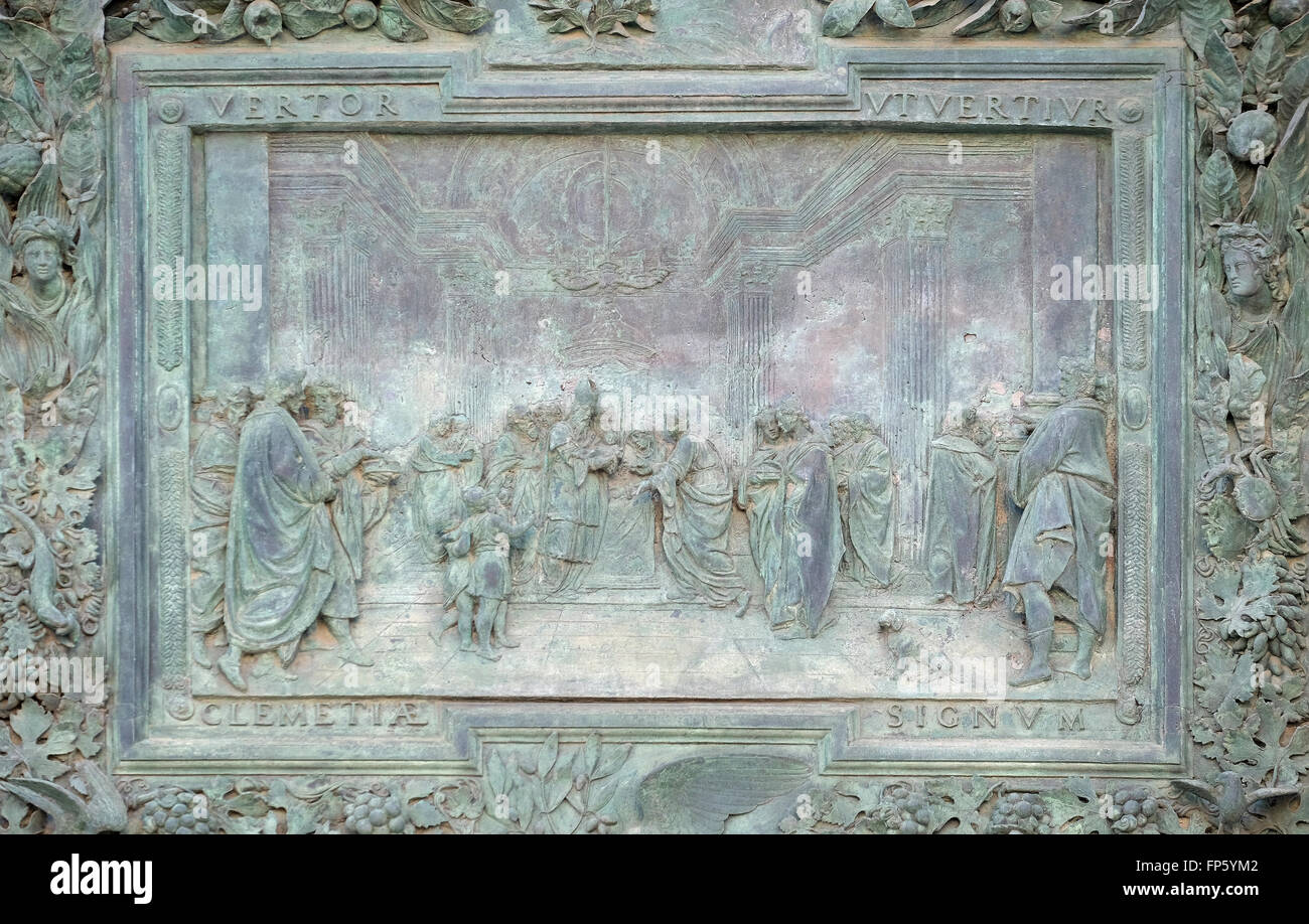 Presentación de Jesús en el templo, el detalle de la puerta central de la Catedral de Santa María de la Asunción en Pisa, Italia Foto de stock