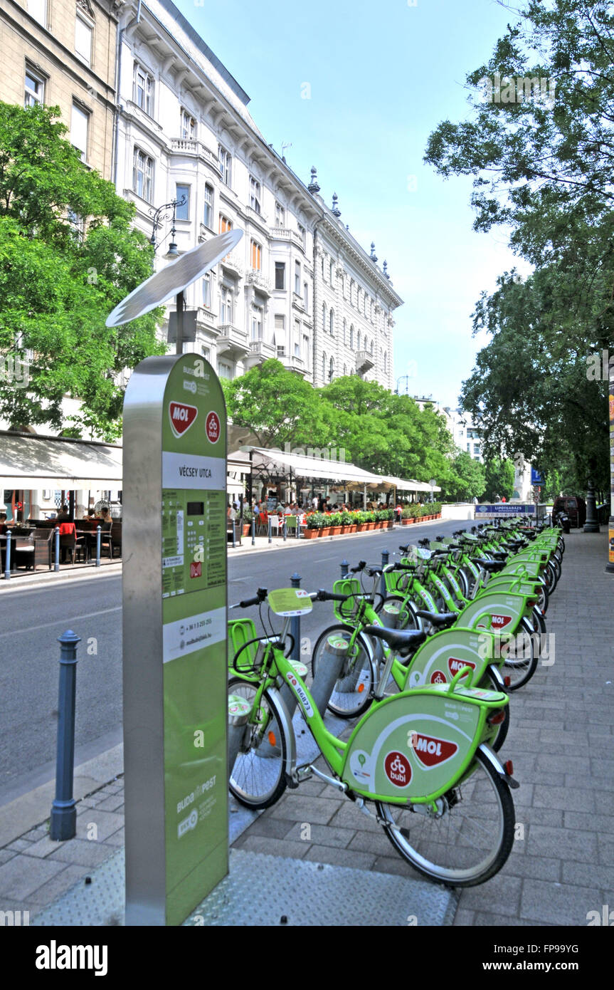 La terminal de aparcamiento para alquilar bicicletas en la ciudad Budapest Hungría Foto de stock