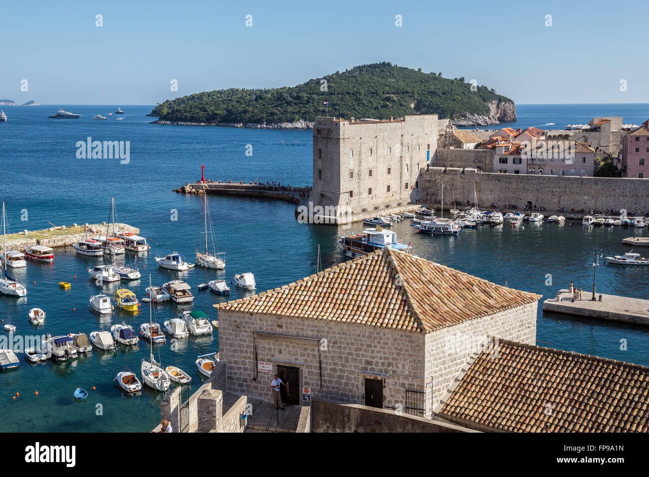 Alcázar de San Juan y el antiguo puerto, el casco antiguo de la ciudad de Dubrovnik, en Croacia. Lokrum Island en fondo Foto de stock
