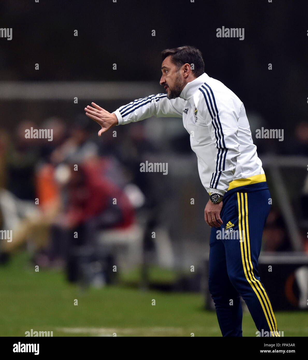 Braga, Portugal. 17 Mar, 2016. Fenerbahce del entrenador Vitor Pereira  reacciona durante el segundo tramo de la Ronda 16 de la Europa League  fútbol SC Braga vs Fenerbahce SK en el Estadio