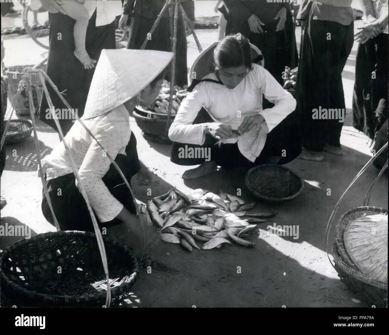 1959 - el compartir: En la playa después de que la red ha sido transportados en viene el reparto de las escasas capturas demasiado a menudo. A continuación regateo puede commende entre el vendedor y el comprador. Resultado de una mañana de trabajo con la red a veces puede llegar a cuatro chelines, lo suficiente para comprar arroz para alimentar a una familia. Unos cuantos peces retenidos proporcionan el resto de la dieta. Horas de agotadora palabra durante unos shilling de pescado por valor de la guerra de Indochina los refugiados ganarse la vida mediante redes de cooperación: triste relco de la amarga lucha entre comunistas y anticomunistas en la Indochina francesa hoy en día son los refugiados que huyeron al sur de t Foto de stock