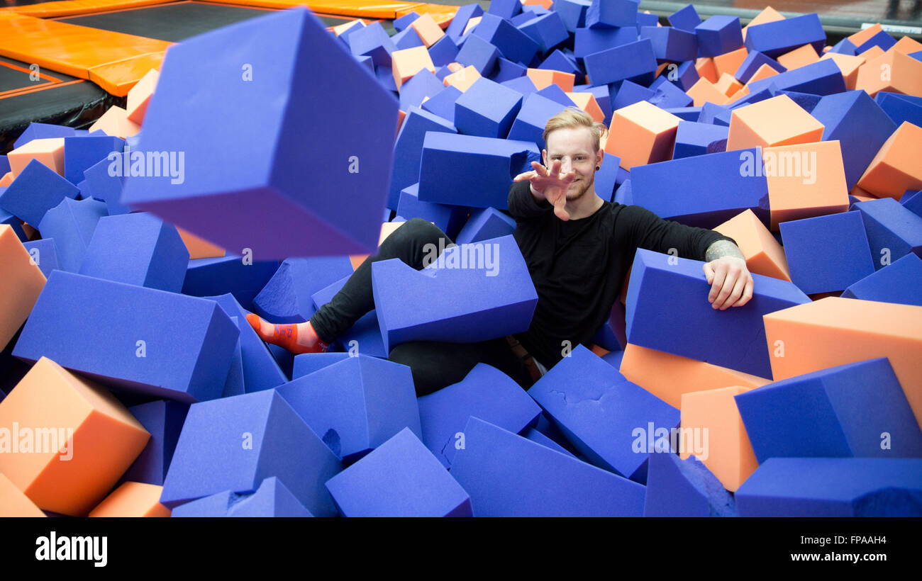 Berlín, Alemania. 18 Mar, 2016. Andi arrojando un cubo de goma espuma en el  foam pit en Alemania, el mayor parque de trampolín de salto casa en Berlín,  Alemania, el 18 de