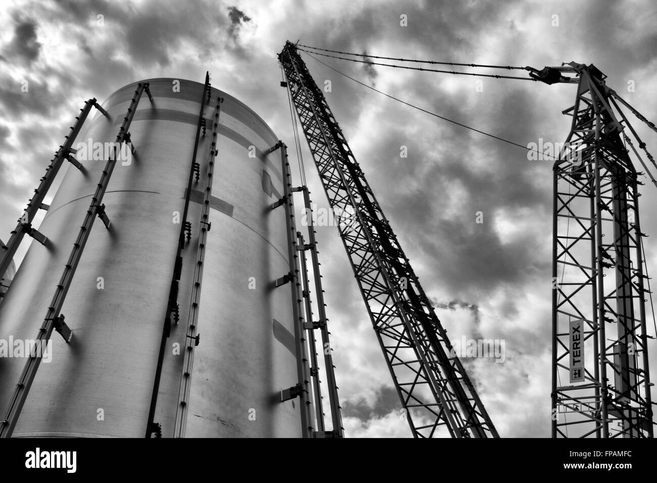 Escena industrial mostrando silo y grúa Foto de stock