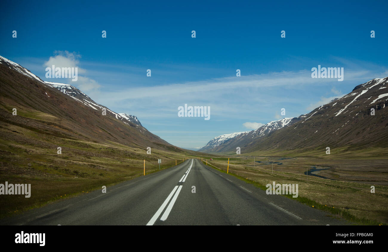 Open road, en el norte de Islandia, Bakki, Europa Foto de stock