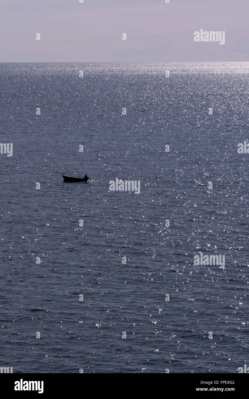 Un pescador solitario en un reluciente Mar Adriático, cerca de Dubrovnik, en Croacia. Foto de stock