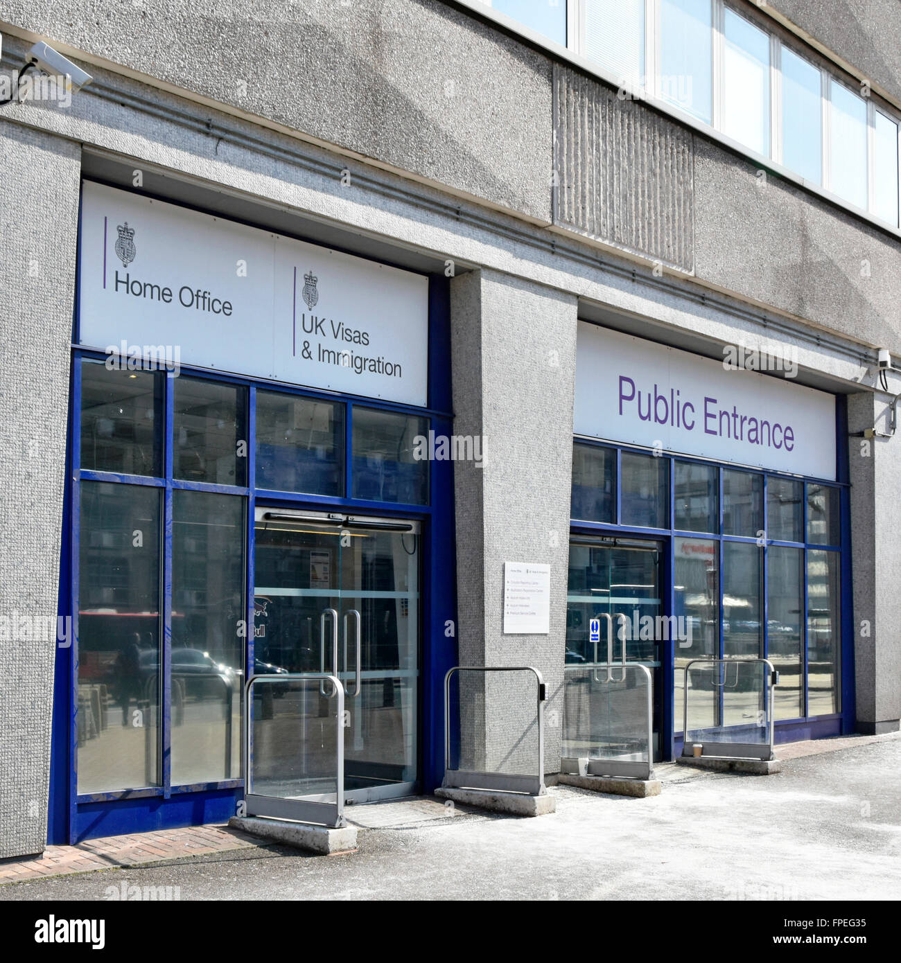 El Croydon Sur público londinense puertas de entrada a la Casa Lunar gobierno británico Home Office del Reino Unido edificio utilizado por los departamentos de control de inmigración y visados Foto de stock
