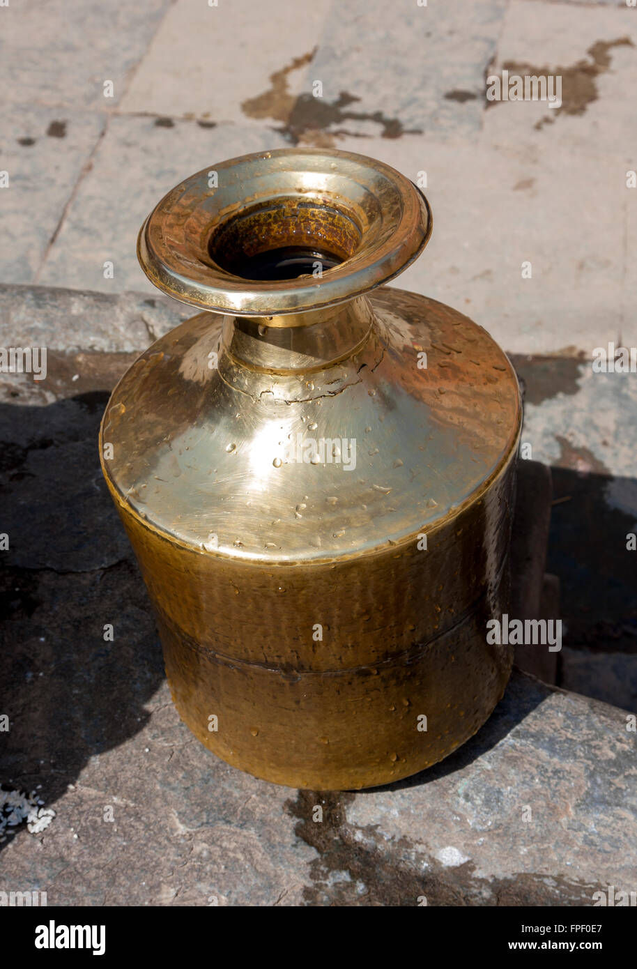 Nepal, Patan. Metal jarra de agua. Foto de stock