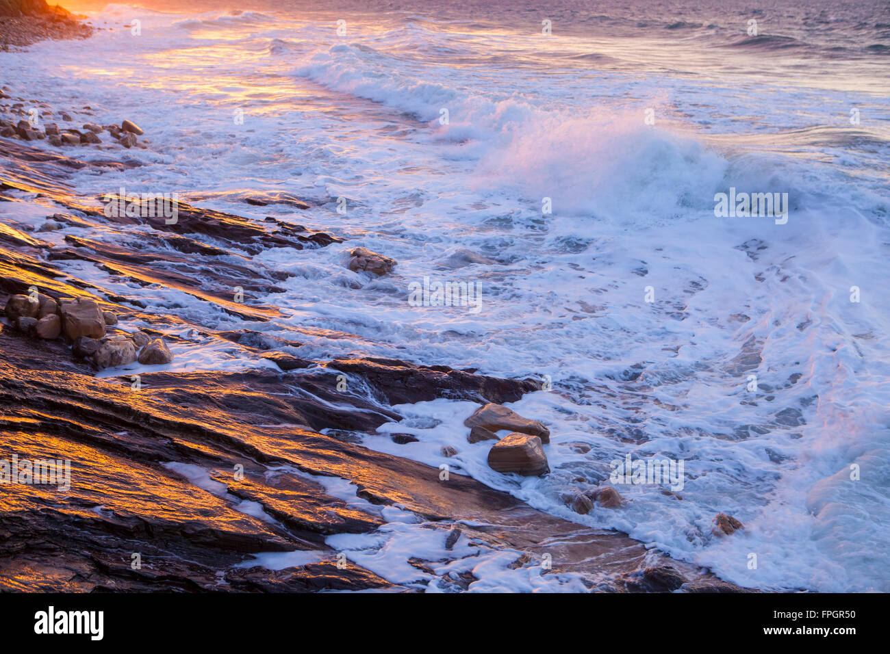 Tormenta de surf del litoral bateadores en Mesa Lane Beach, Santa Bárbara, California Foto de stock