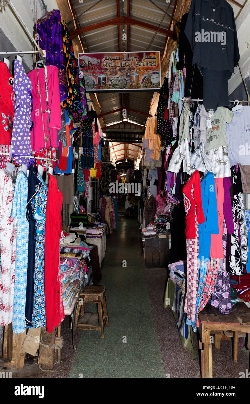 Tenderetes de ropa con línea de ropa tradicional y moderna a ambos lados  del pasillo en el souk Fotografía de stock - Alamy