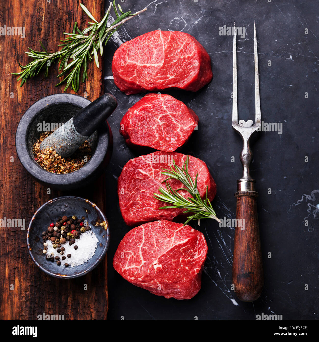 Raw de mármol fresco filetes de carne con especias y carnes la