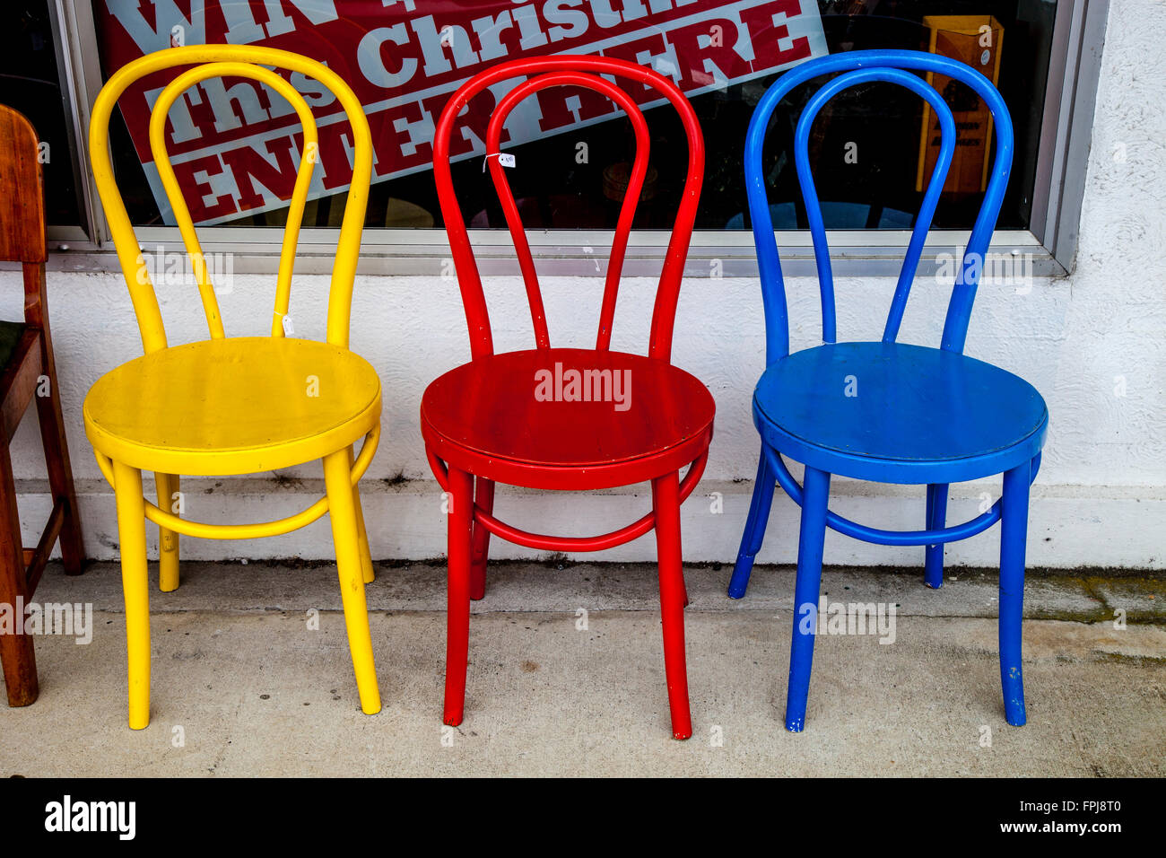 Sillas de colores fuera de una tienda de segunda mano, Wangharei,  Northland, Nueva Zelanda Fotografía de stock - Alamy