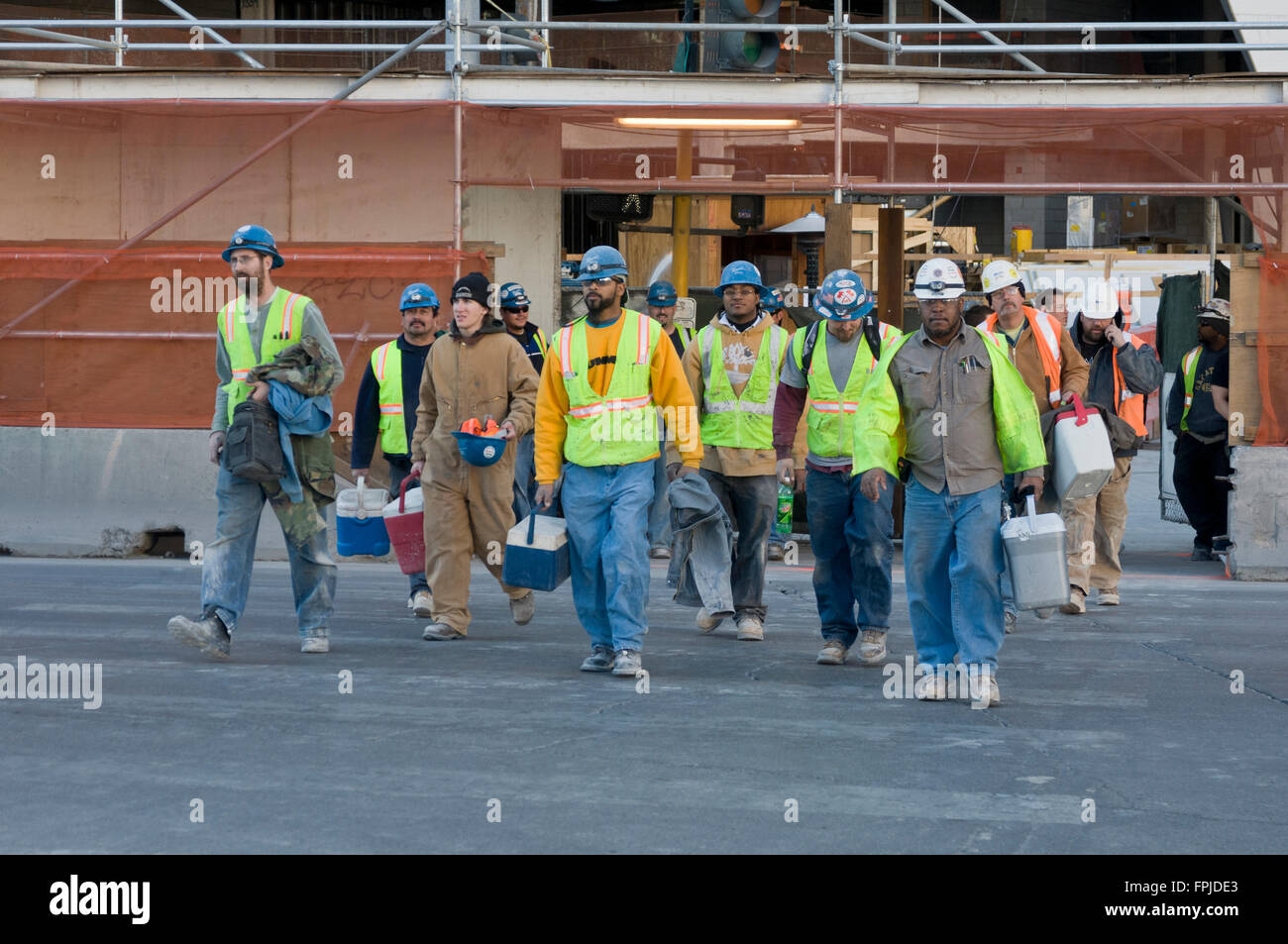 Las Vegas, Nevada. Un grupo de trabajadores de la construcción dejando el trabajo después del trabajo. Foto de stock
