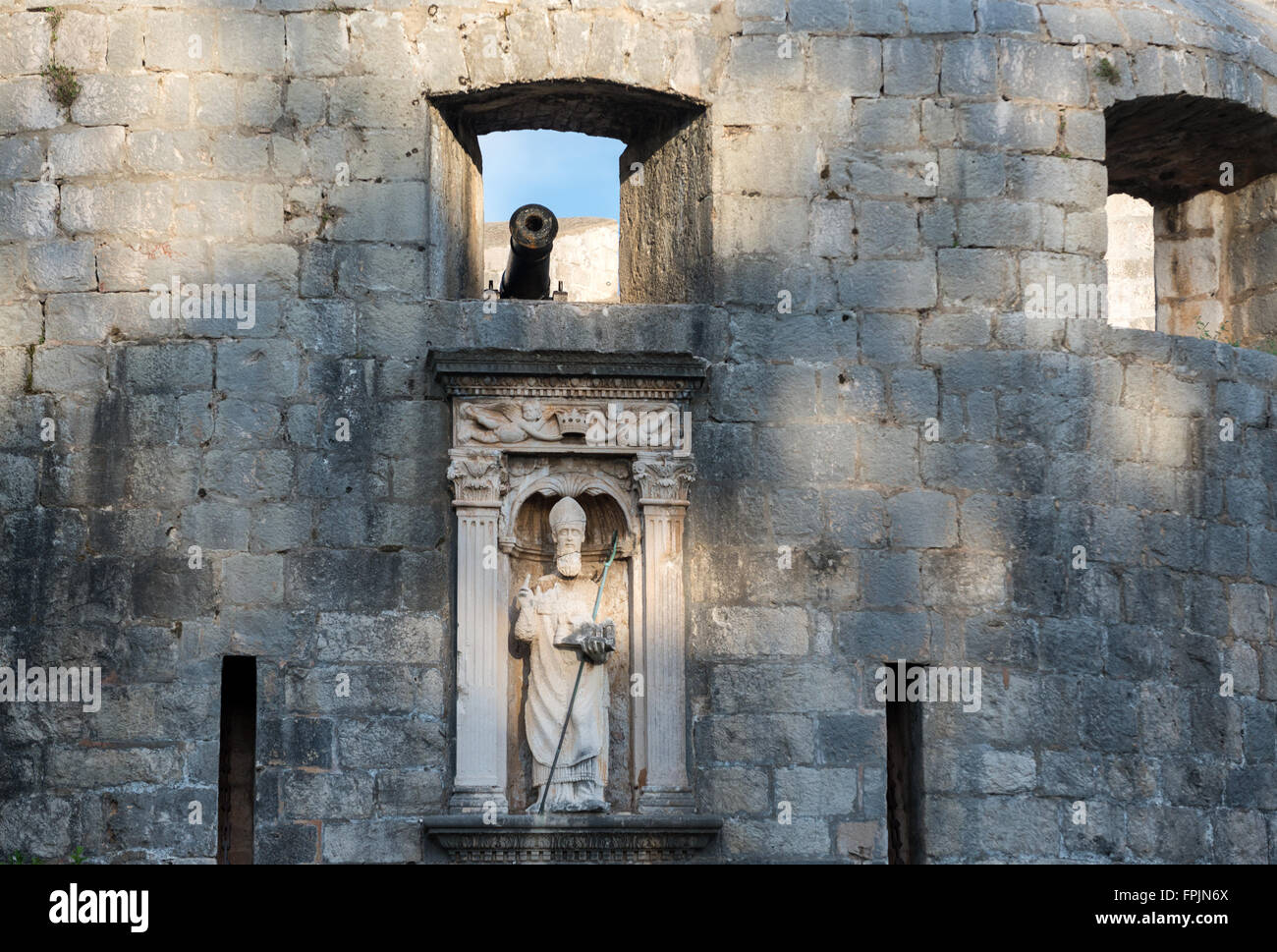 La Puerta Pile con figura de Saint Blaise, entrada al casco antiguo de Dubrovnik, Croacia Foto de stock