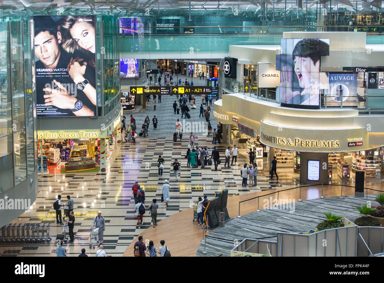 Compras artículos libres de impuestos en el centro de tránsito de la Terminal 3 del Aeropuerto Changi de Singapur. Foto de stock