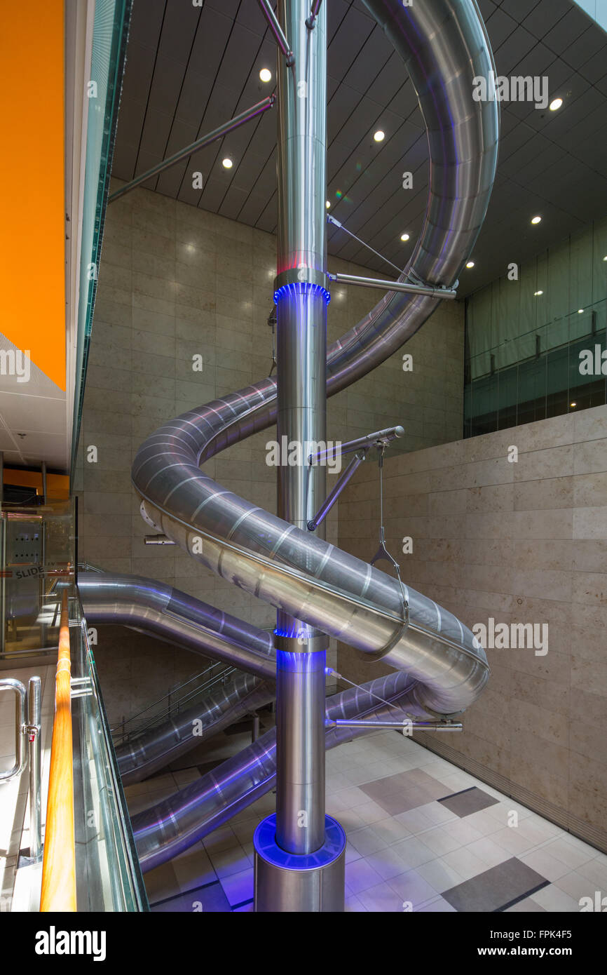 El tobogán curvado de alta velocidad más alto del mundo está construido dentro de la Terminal 3 del Aeropuerto de Changi, Singapur. Foto de stock