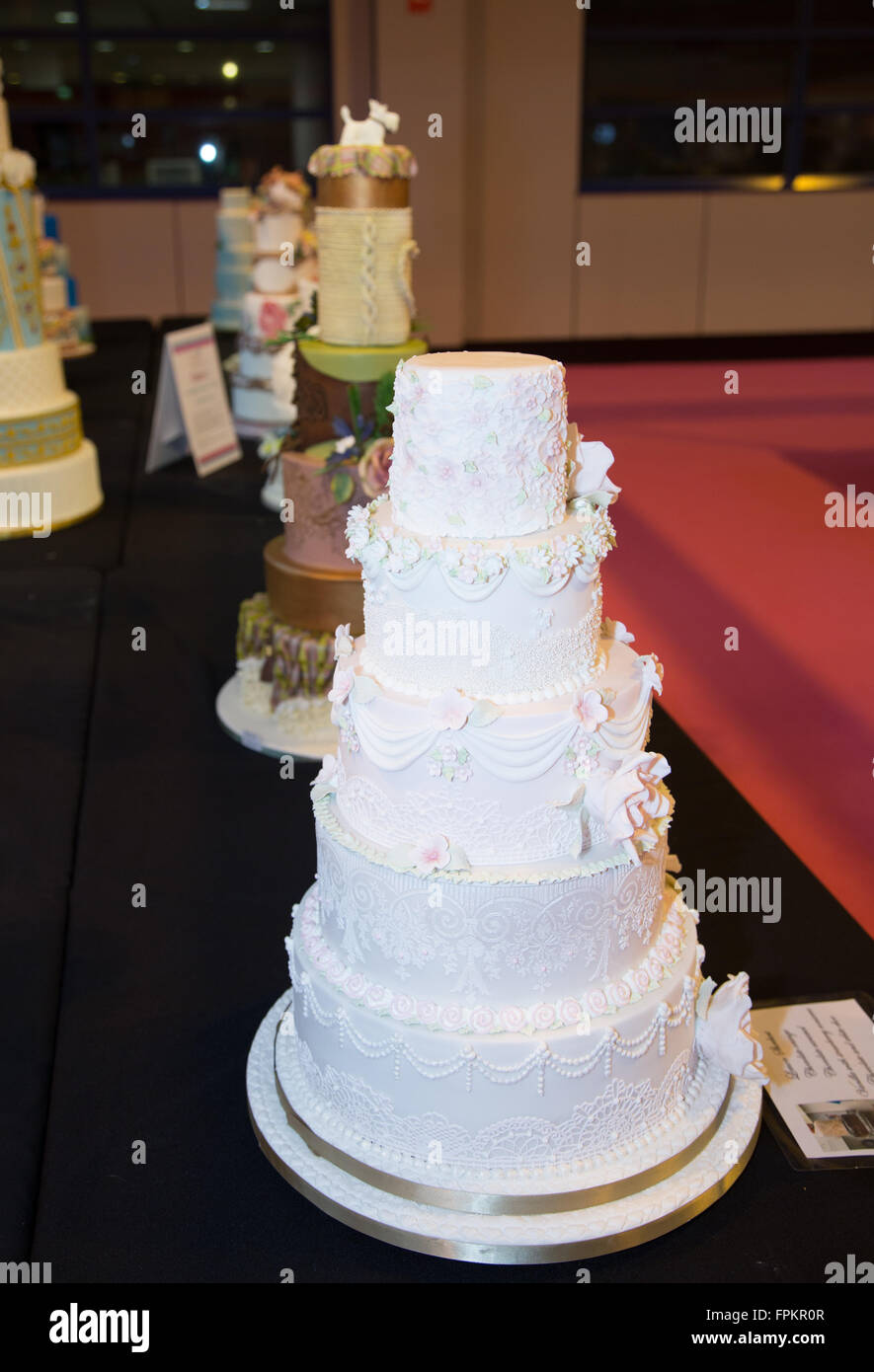 Birmingham, Reino Unido. El 19 de marzo, 2016. Pastel de boda en exhibición  en torta de crédito internacional: Steven roe/Alamy Live News Fotografía de  stock - Alamy