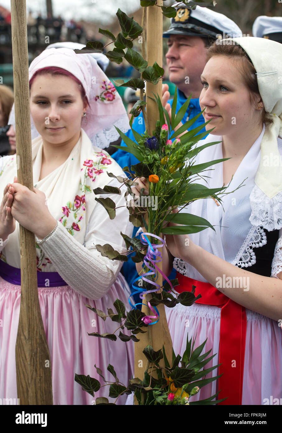 Luebbenau, Alemania. 19 Mar, 2016. Las mujeres en los tradicionales trajes  Sorbian-Wendian participando en el inicio de temporada en Luebbenau,  Alemania, el 19 de marzo de 2016. Hoy, la nueva temporada fue