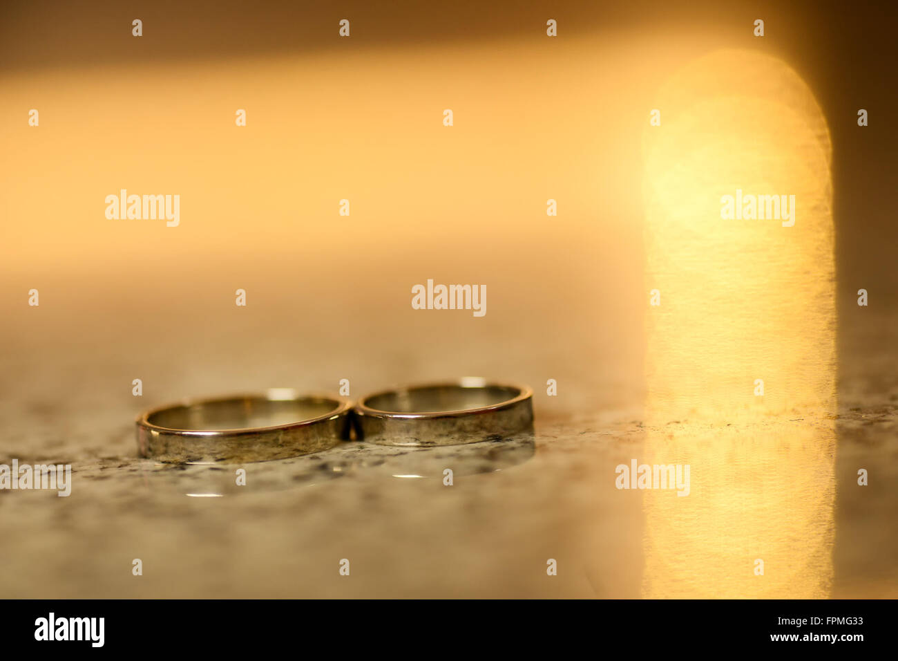 Con bokeh con forma de anillo de boda Foto de stock