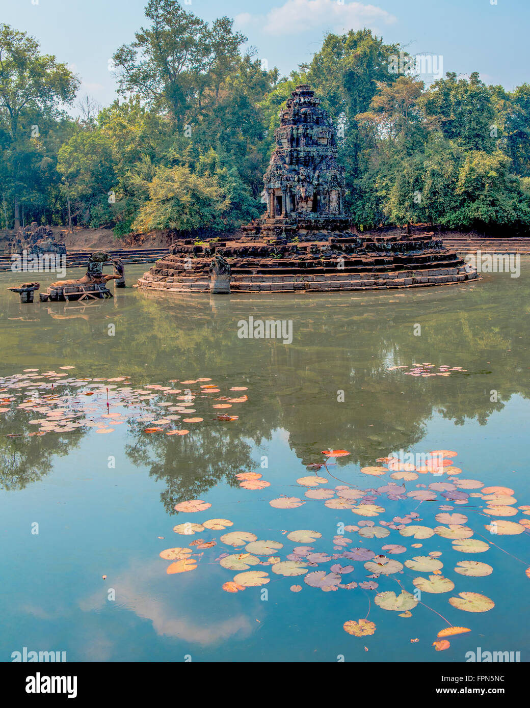 Preah Neak Poan construido por Jayavarman VII siglo XII. La piscina central con el templo de las entrelazadas Nagas (serpientes) Foto de stock