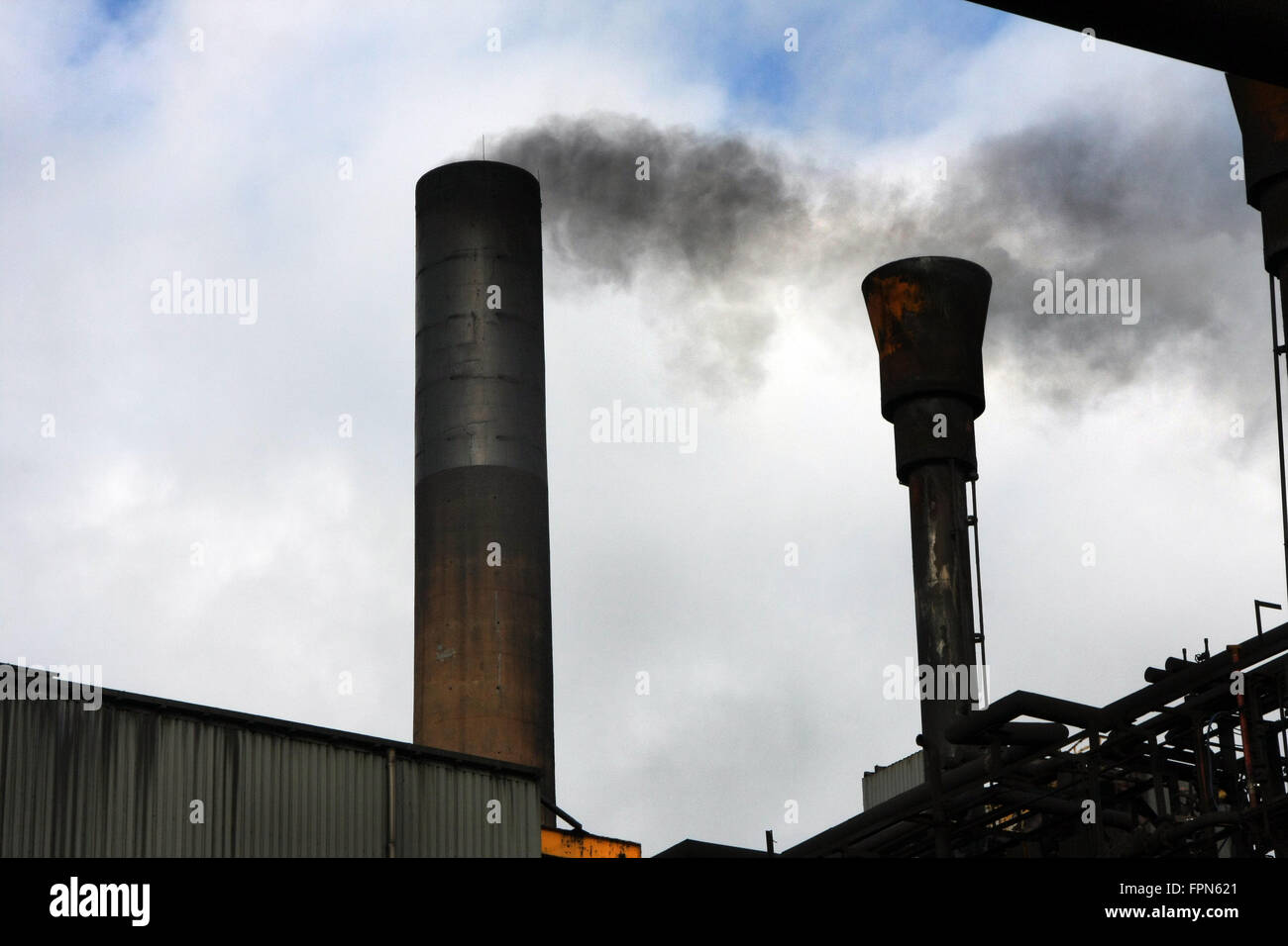 Humo y emisiones de Chimeneas de fábrica. Foto de stock