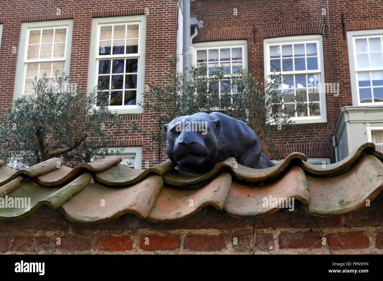 UTRECHT, Países Bajos - Febrero 27, 2016: Flora's Hof en el techo de la escultura de black panter Foto de stock