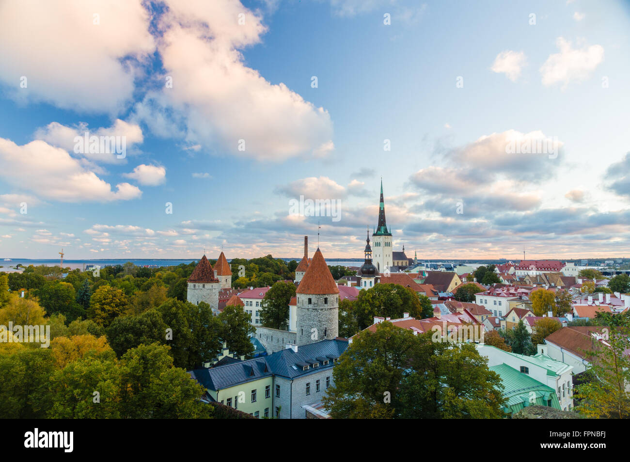 Vista mañana otoñal de la ciudad vieja de Tallinn, Estonia. La Iglesia Oleviste y torres medievales Foto de stock
