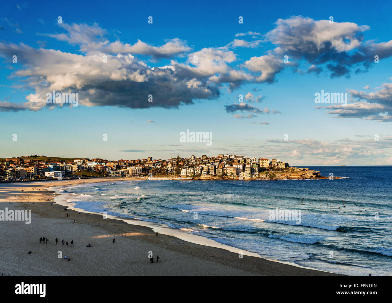 Vista de la famosa playa de Bondi Beach en Sydney Australia al atardecer Foto de stock