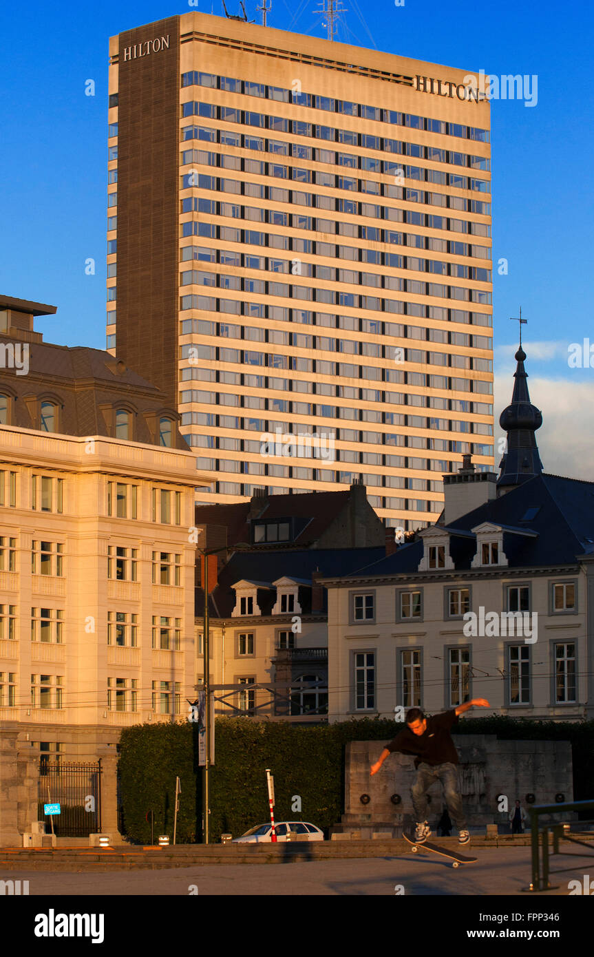 El Hilton Brussels City edificio principal, Bruselas, Bélgica. Ubicado en el centro de Bruselas, cerca de la estación Gare du Nord y cerca de la calle Foto de stock