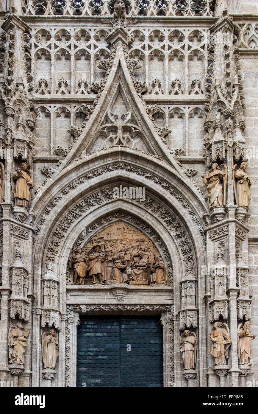 Detalle de la puerta de palos, la Catedral de Sevilla, Andalucía, España Foto de stock